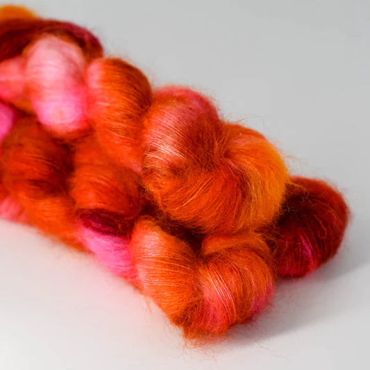 Silk Mohair - håndfarvet garn fra Sysleriget i farven Burn Baby Burn