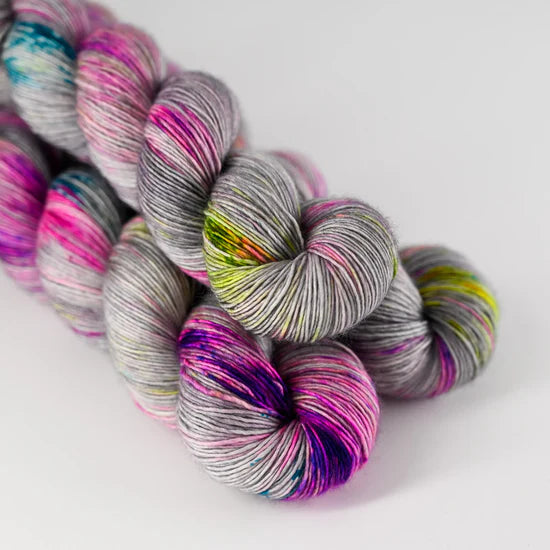 Håndfarvet garn Merino Singles fra Sysleriget farve Dark Side of the Unicorn Party