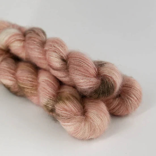 Silk Mohair - håndfarvet garn fra Sysleriget i farven Miss Marple