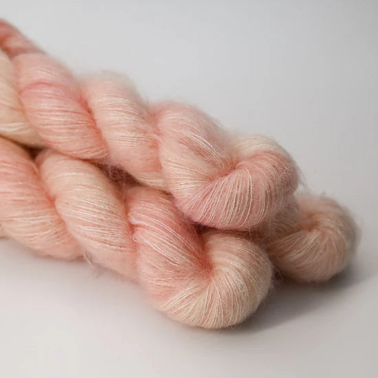 Silk Mohair - håndfarvet garn fra Sysleriget i farven Peachykeen