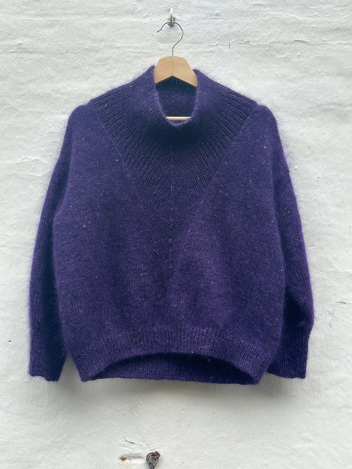 Lilla Odd Row Arrow sweater strikkekit fra Knit Garden