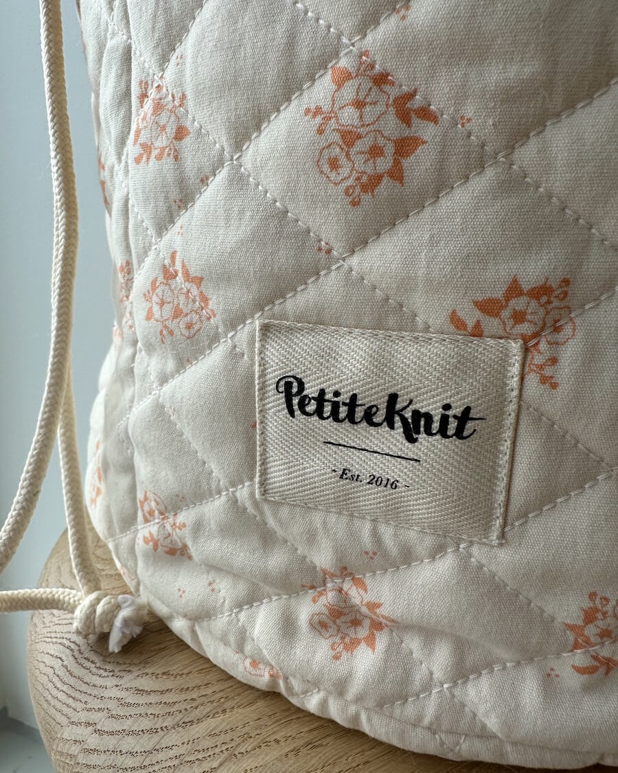 Get Your Knit Together Bag Grand - stor projekttaske til dine store strikkeprojekter fra PetiteKnit.