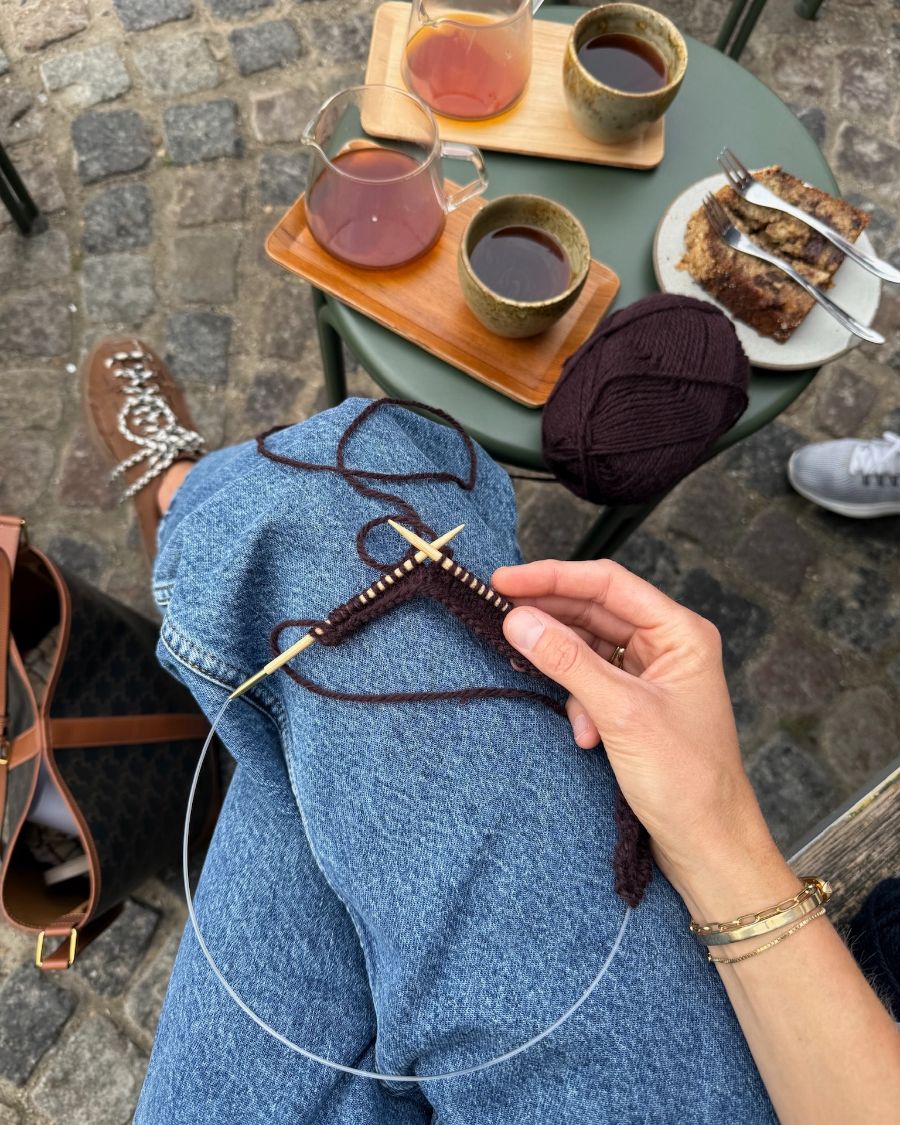 Strikkekit til Hannah Sweater V-neck af PetiteKnit