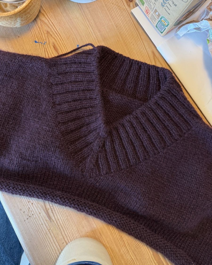 Strikkekit til Hannah Sweater V-neck af PetiteKnit
