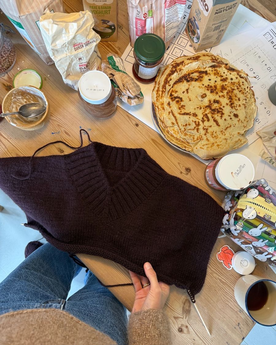 Strikkekit til Hannah Sweater V-neck af PetiteKnit