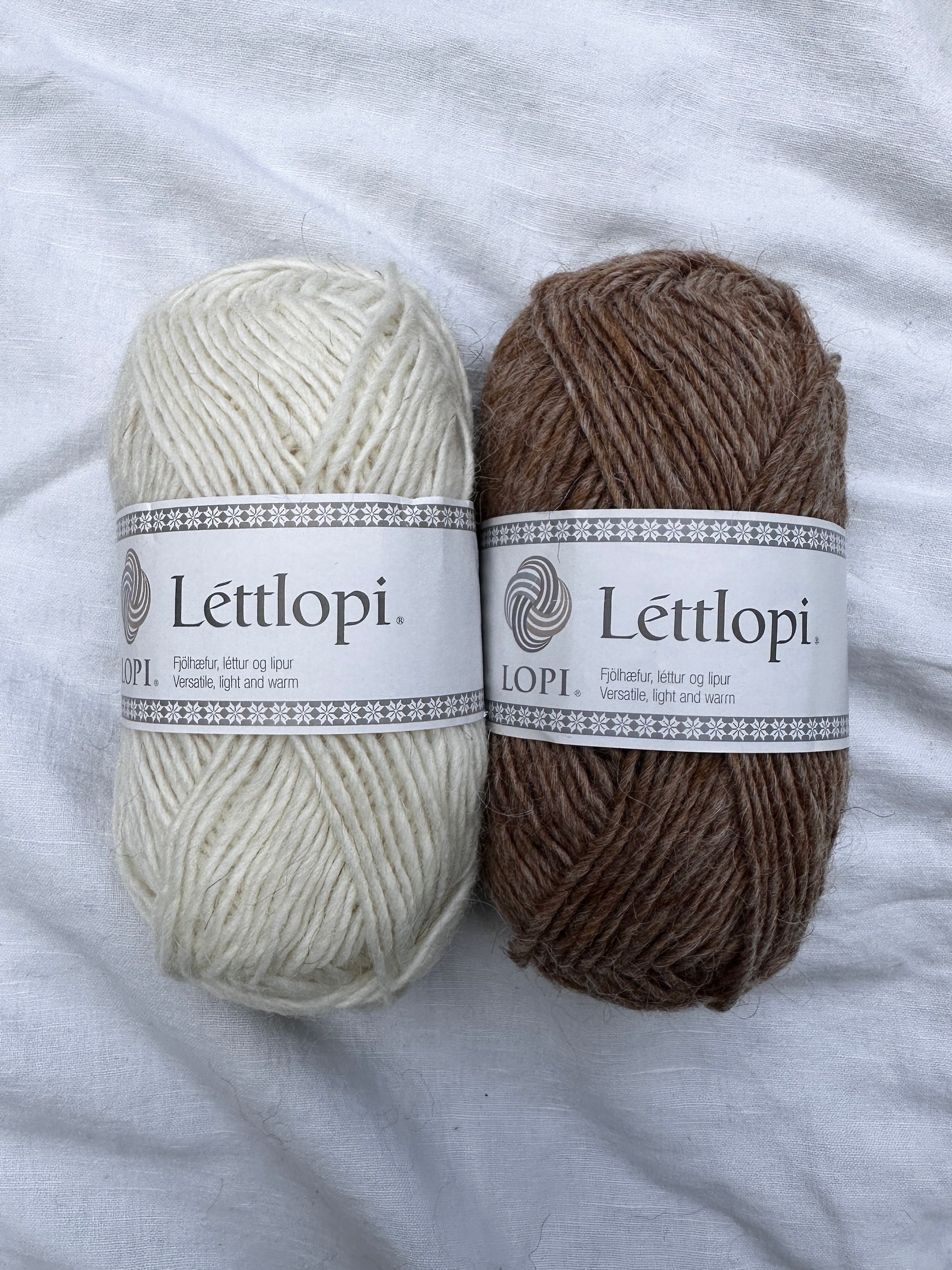 Maj Sweater i Lettlópi som strikkekit hos Knit Garden White og Barley