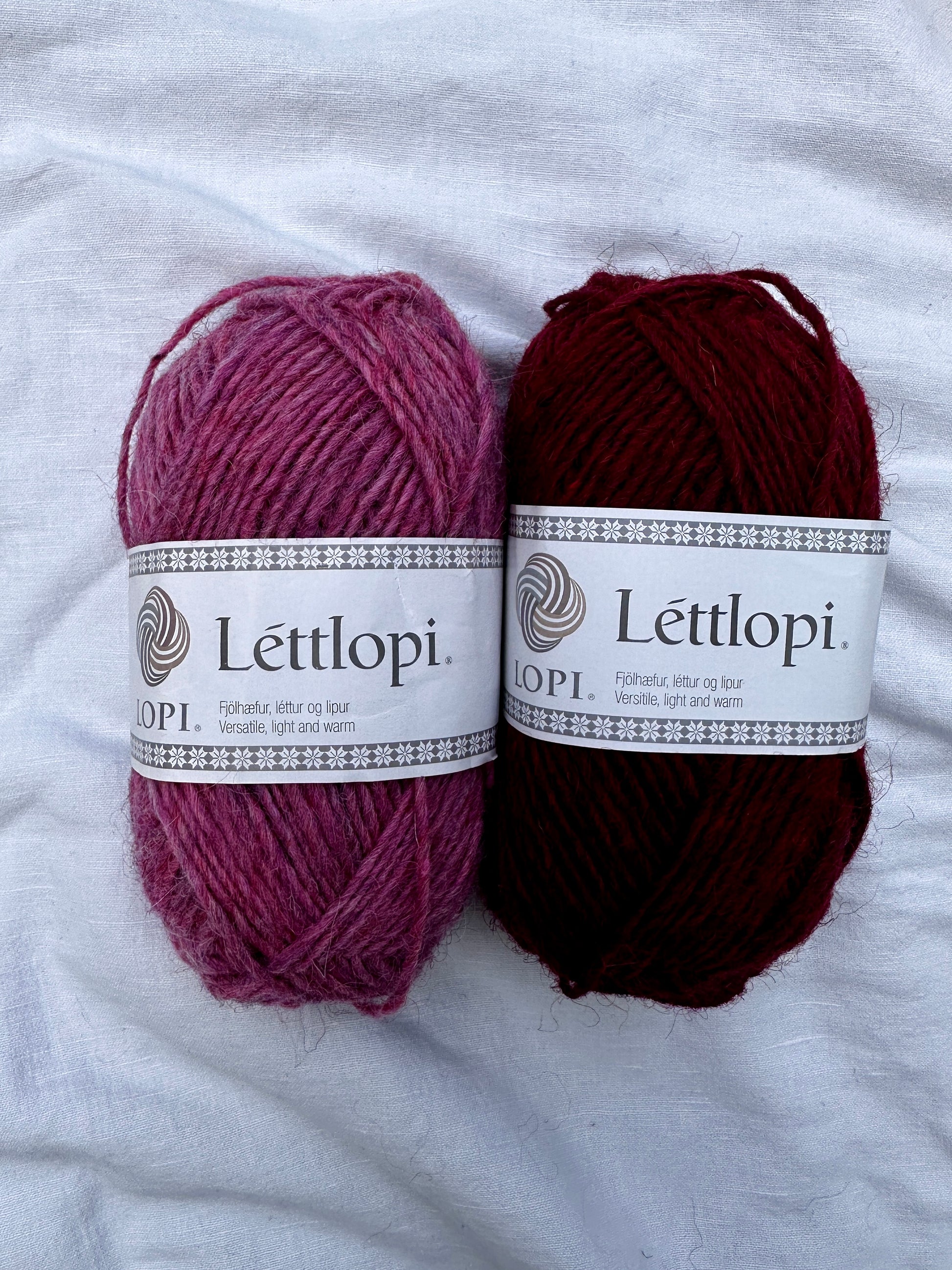 Maj Sweater i Lettlópi som strikkekit hos Knit Garden Pink og Garnet Red