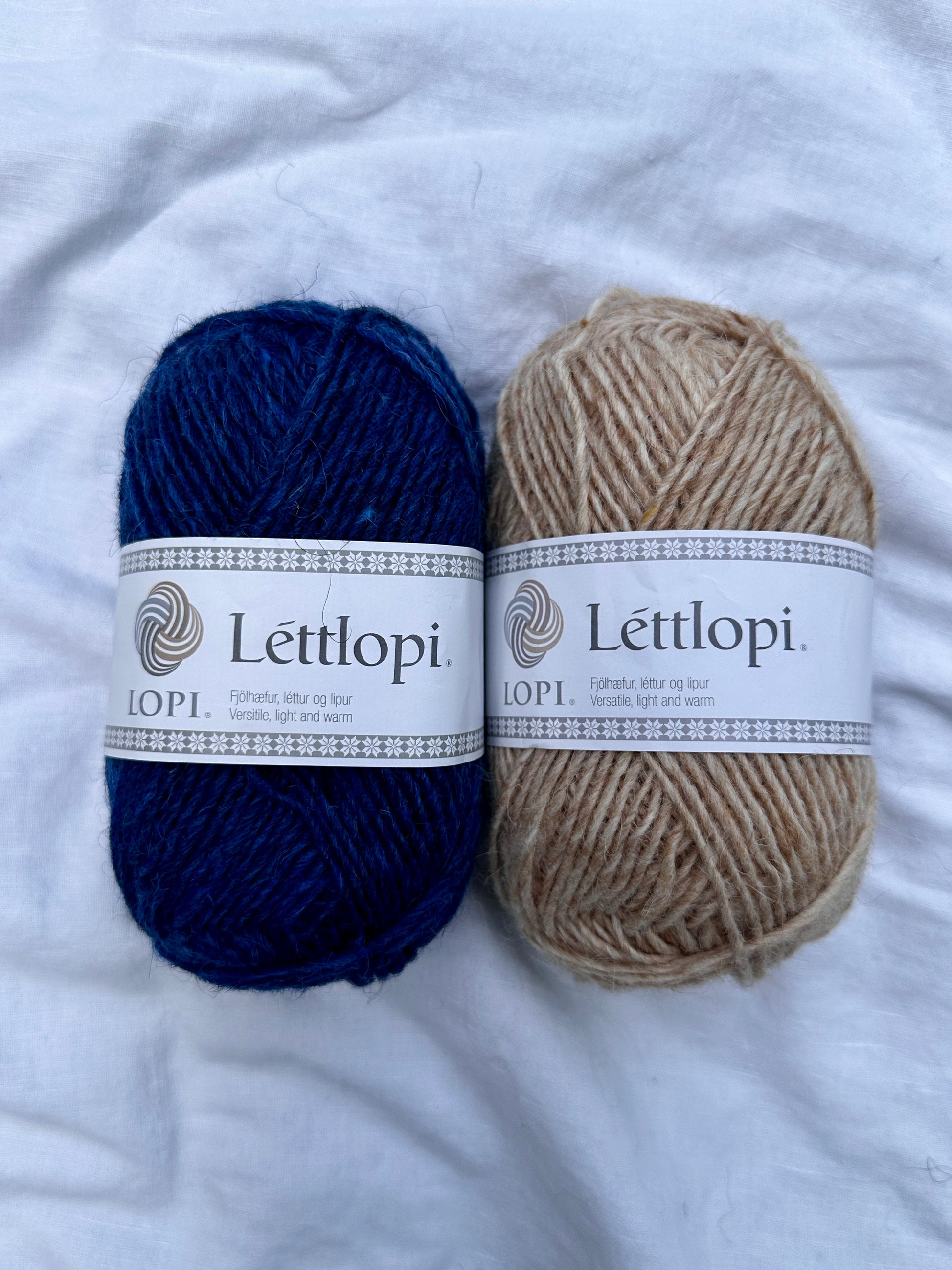 Maj Sweater i Lettlópi som strikkekit hos Knit Garden Lapis Blue og Straw