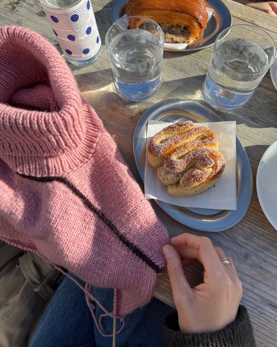 Strikkekit til Linea Sweater af PetiteKnit