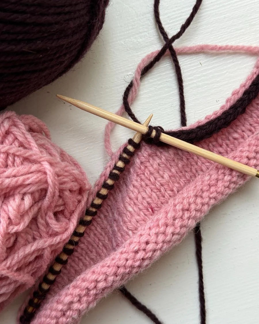 Strikkekit til Linea Sweater af PetiteKnit