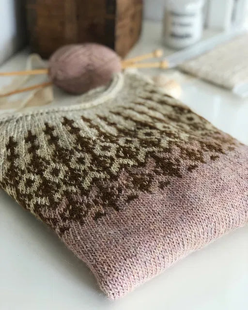 Maj Sweater fra Hanne Rimmen - strikkekit i Lamauld (originalgarn)