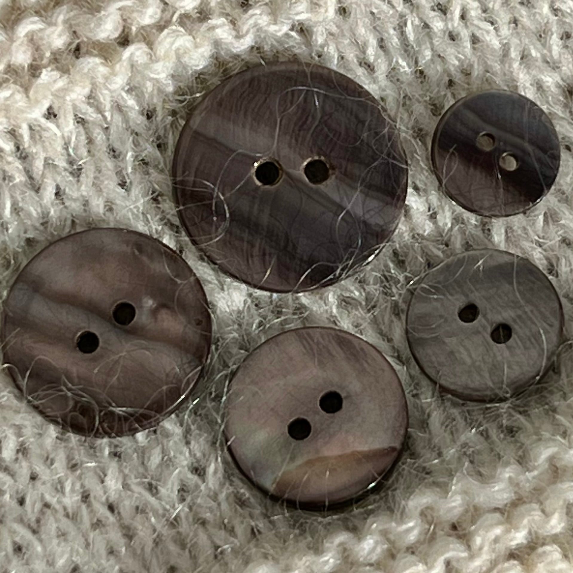 Solid perlemorsknap i en varm grå brun farve.