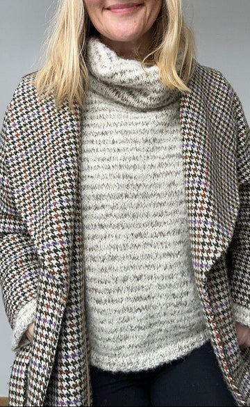 Garnpakke til Merle Loop Sweater af Other Loops i råhvid/gråbrune farver