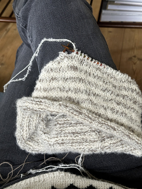 Garnpakke til Merle Loop Sweater af Other Loops i råhvid/gråbrune farver