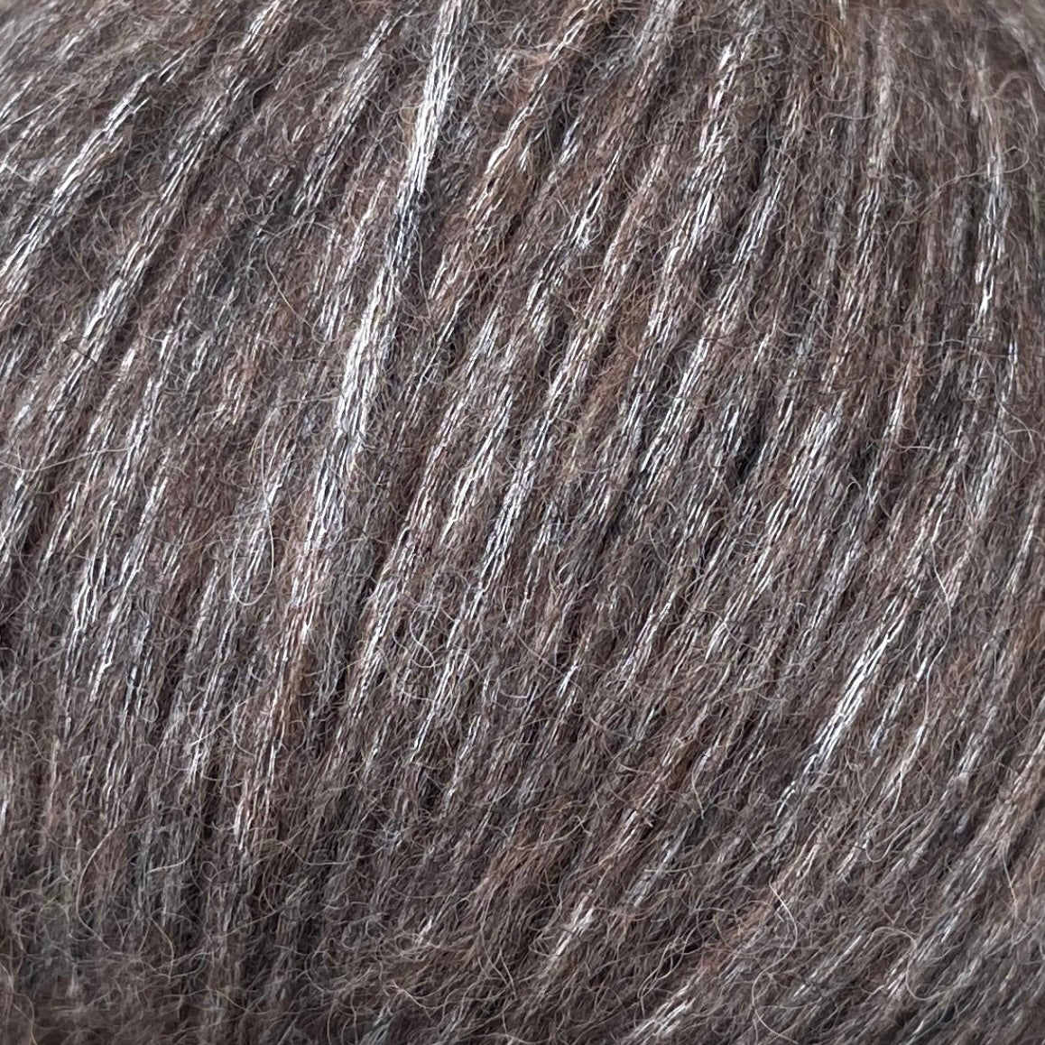 Snefnug fra CaMaRose - et delikat blowyarn til pind ca. 4-6. 