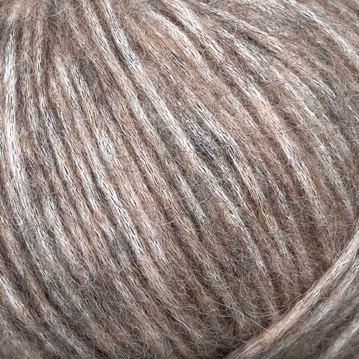 Snefnug fra CaMaRose - et delikat blowyarn til pind ca. 4-6. 