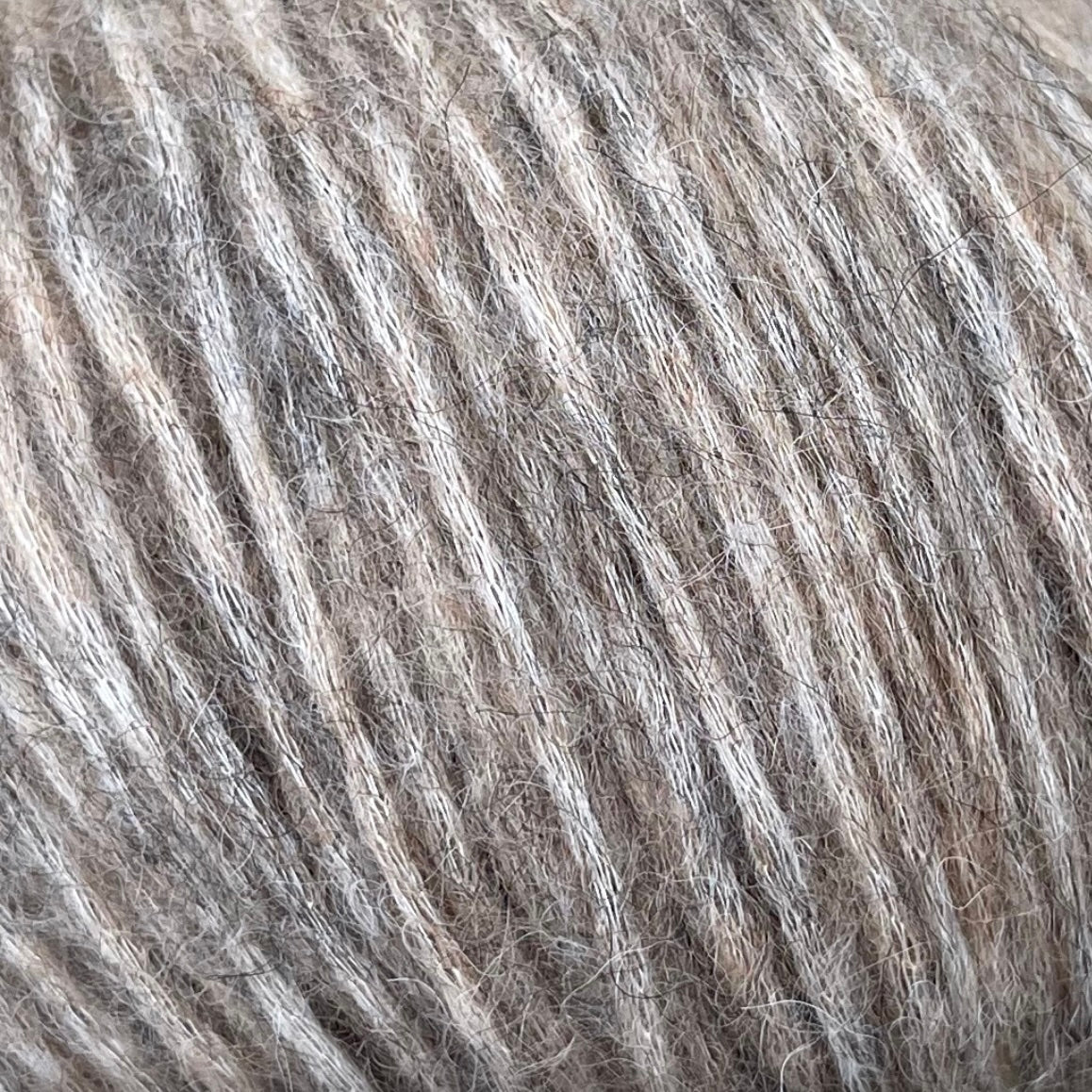 Snefnug fra CaMaRose - et delikat blowyarn til pind ca. 4-6. 