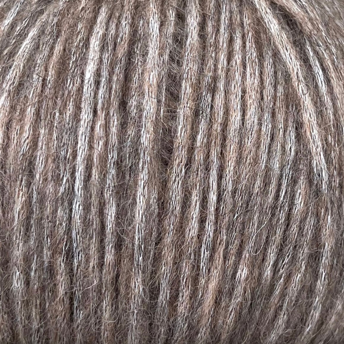Snefnug fra CaMaRose - et delikat blowyarn til pind ca. 4-6. 