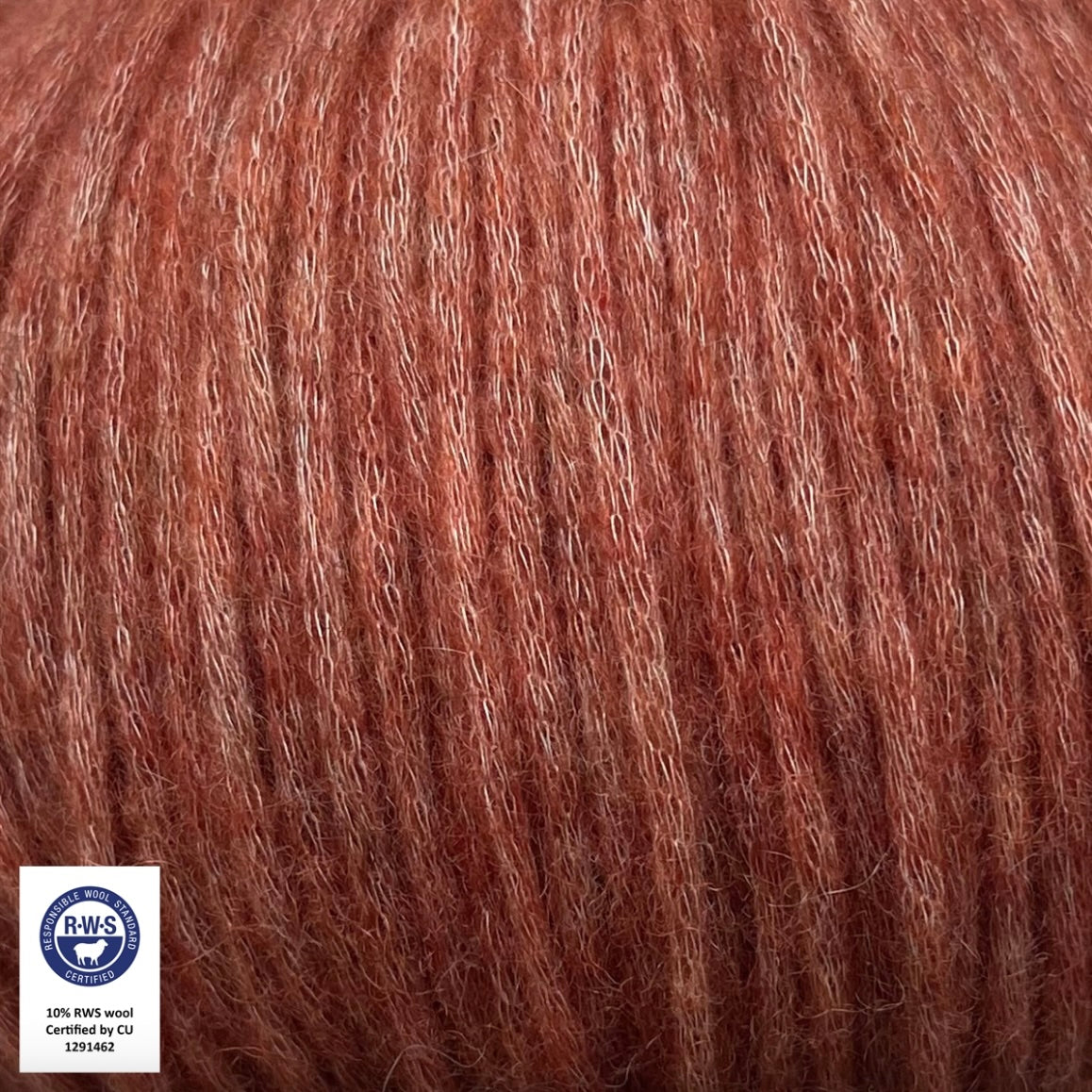 Snefnug fra CaMaRose - et delikat blowyarn til pind ca. 4-6. 