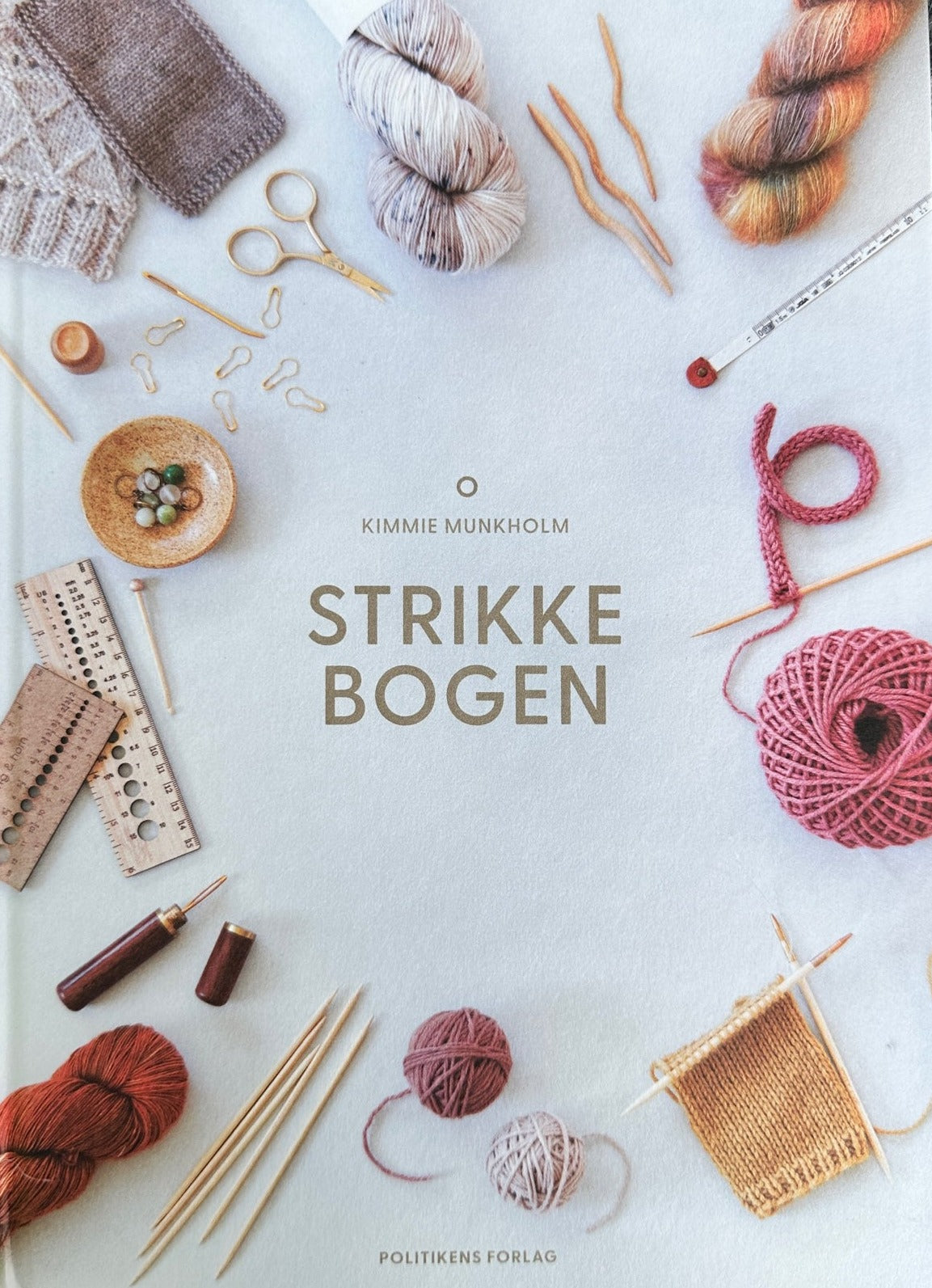 Strikkebogen af Kimmie Munkholm. En grundbog til den moderne strikker.