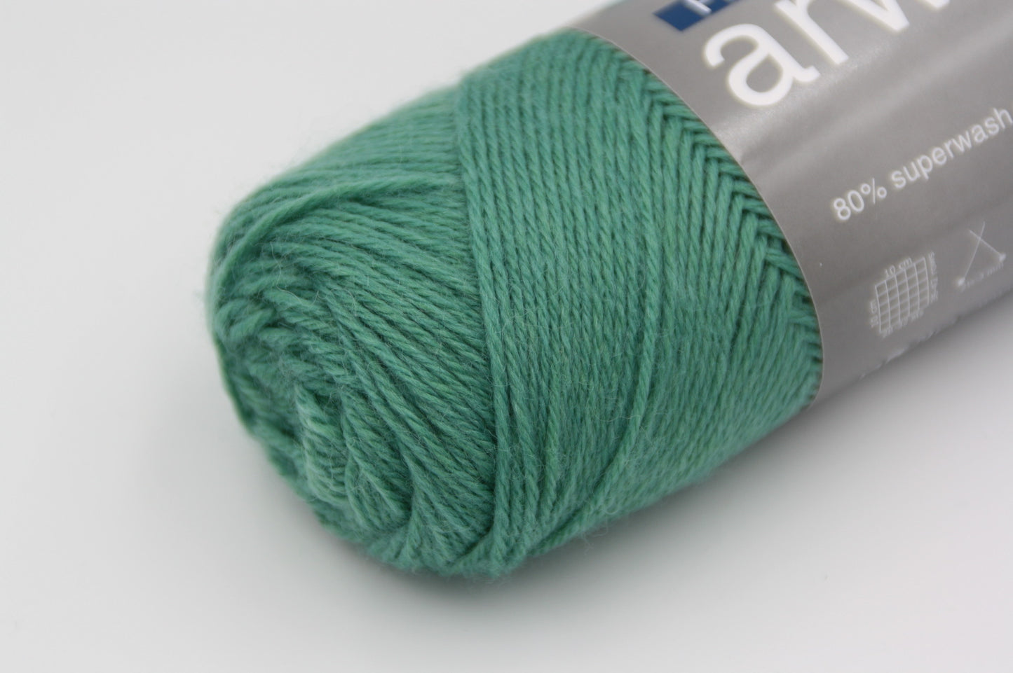 191 Opal Green ArwettaArwetta fra Filcolana - et dejligt blødt merino ulds garn med nylon og superwash behandlet. Populært til bluser, nederdele og strømper.