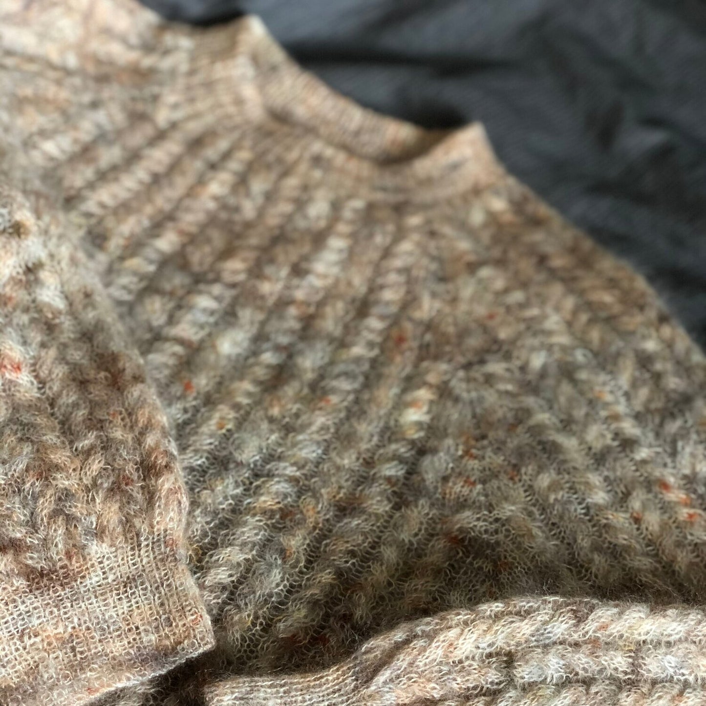 Strikkeopskrift til Twist and Shout sweater fra Popknit. Smuk sweater med snoninger strikket i silk mohair.