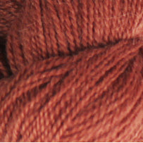 Alpaca2 fra Isager er et dejligt blødt og let garn, der består af halvt uld og halvt alpakka. Garnet passer til pind 3-3,5 mm.