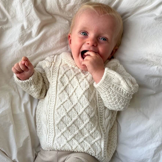 Strikkeopskrift til Moby Sweater Baby fra PetiteKnit