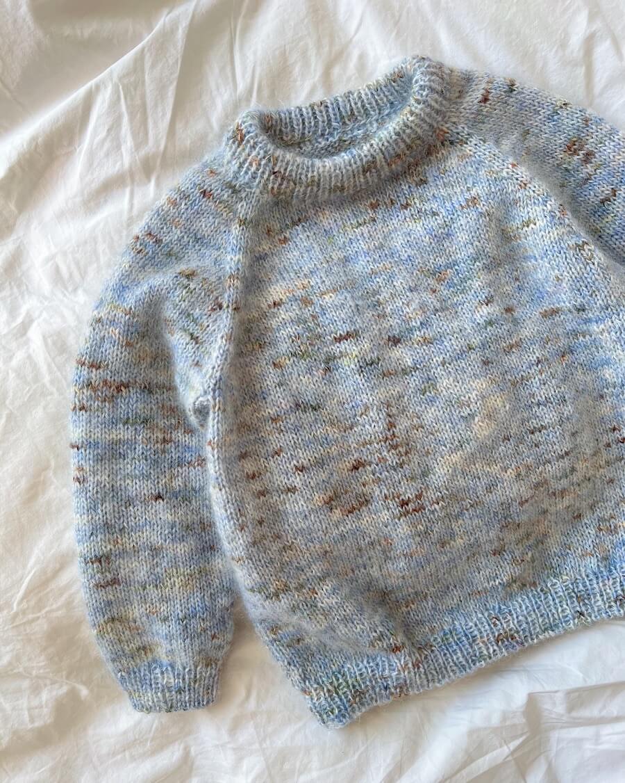 Strikkeopskrift til Monday Sweater Junior af PetiteKnit
