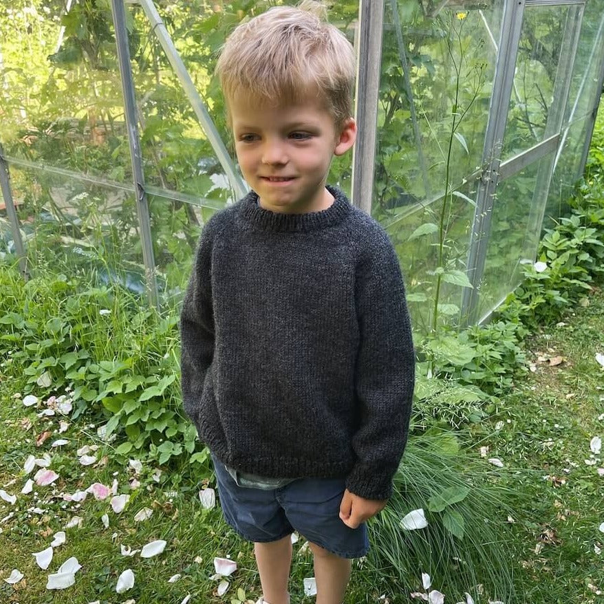 Hanstholm Sweater Junior - strikkeopskrift af PetiteKnit