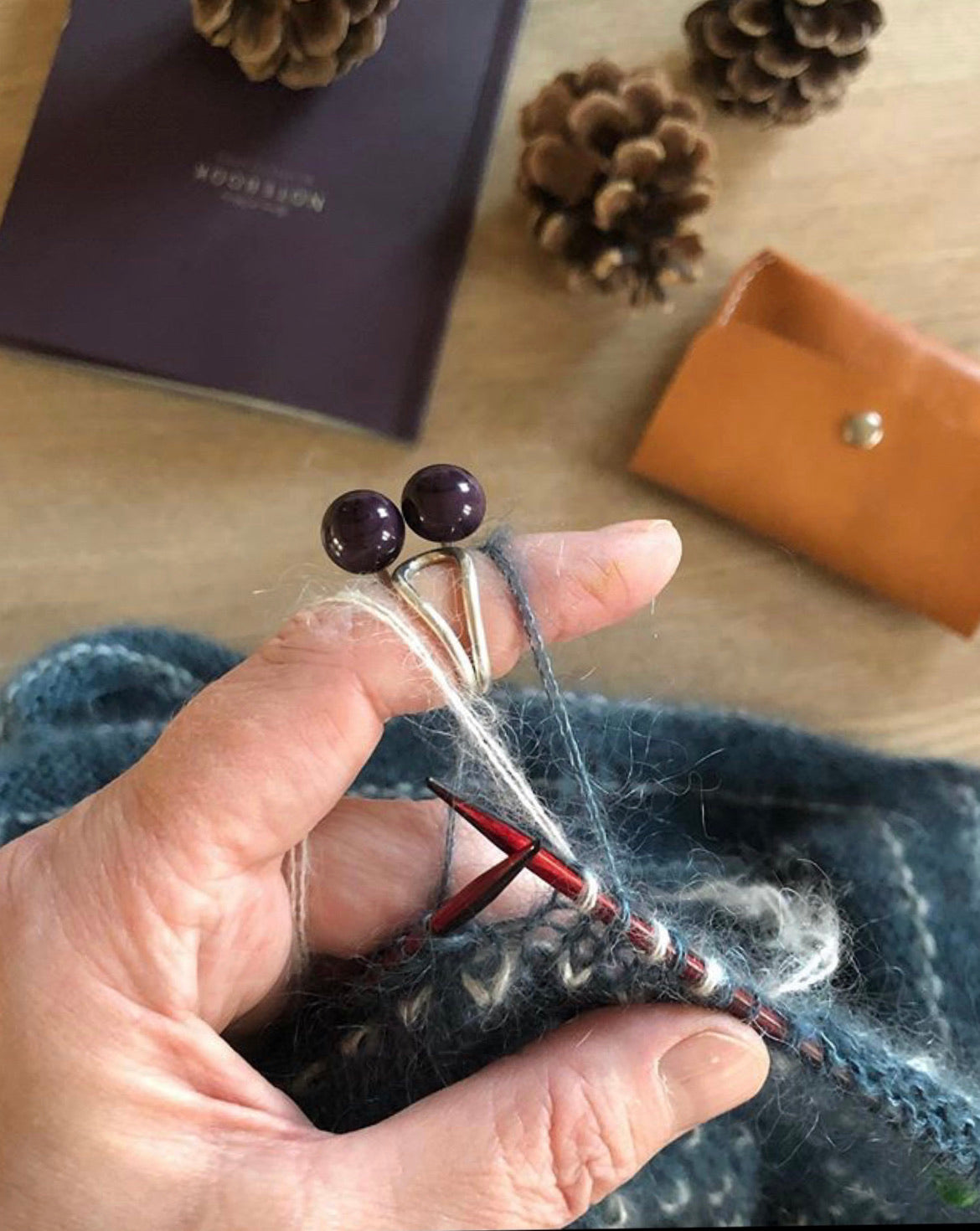 Strikkeringen - ring, smykke og din perfekte hjælper til flerfarvestrik / fairisle strik. Designet af guldsmed Lone Løvschal. Foto af Hanne Rimmen