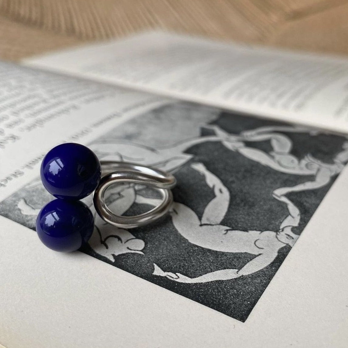 Strikkeringen - ring, smykke og din perfekte hjælper til flerfarvestrik / fairisle strik. Designet af guldsmed Lone Løvschal. Foto Karoline Mathilde