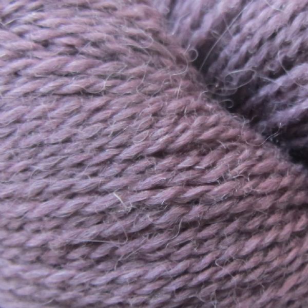 Alpaca2 fra Isager er et dejligt blødt og let garn, der består af halvt uld og halvt alpakka. Garnet passer til pind 3-3,5 mm.