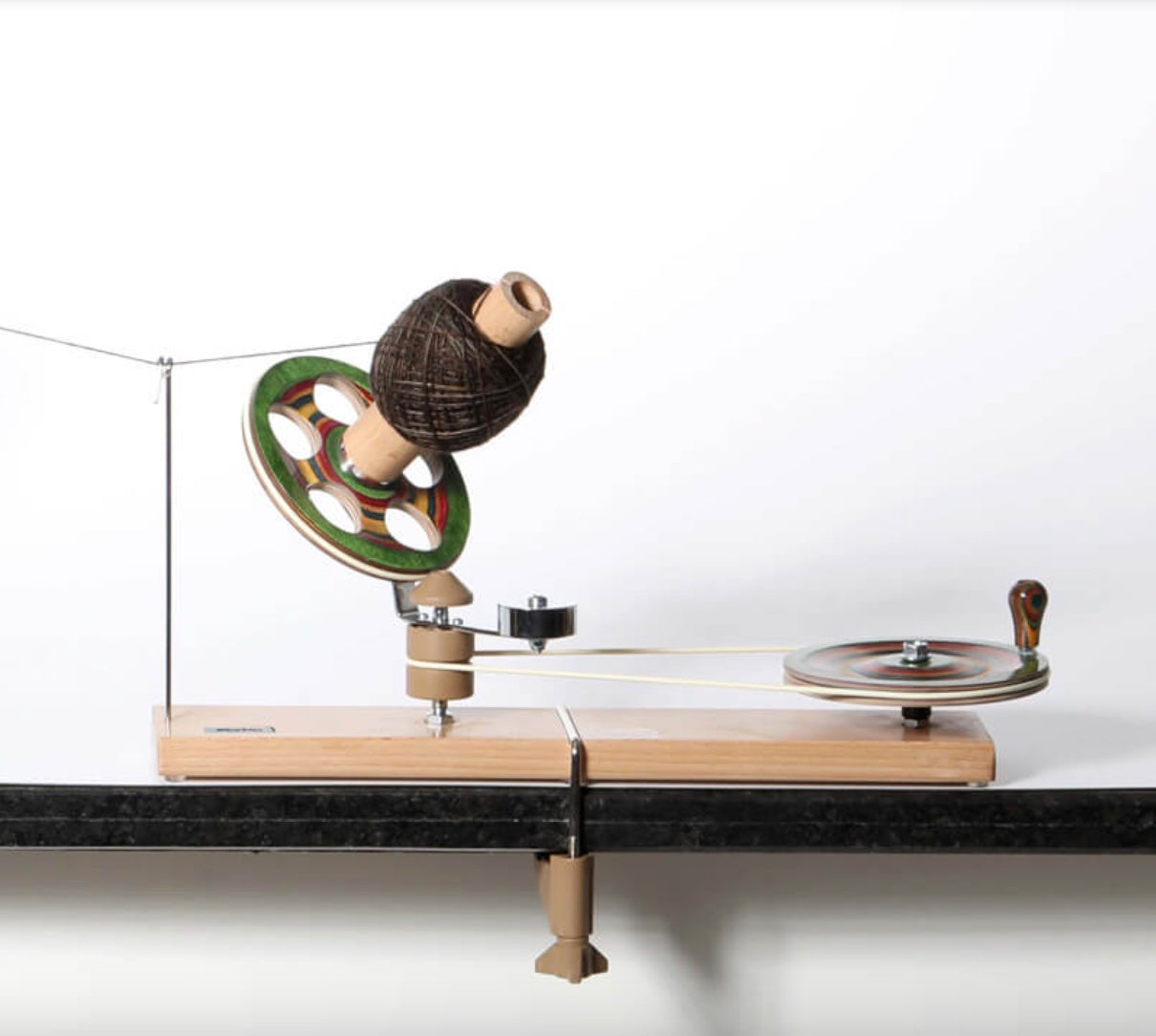 Utroligt flot krydsnøgle apparat fra Knit Pro i modellen "Ball Winder". Krydsnøgleapparatet er håndsnedkereret af træ, og vil gøre enhver strikkers hjerte glad.