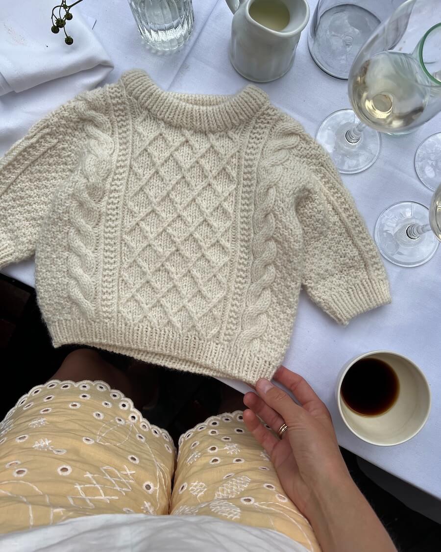 Strikkeopskrift til Moby Sweater Baby fra PetiteKnit