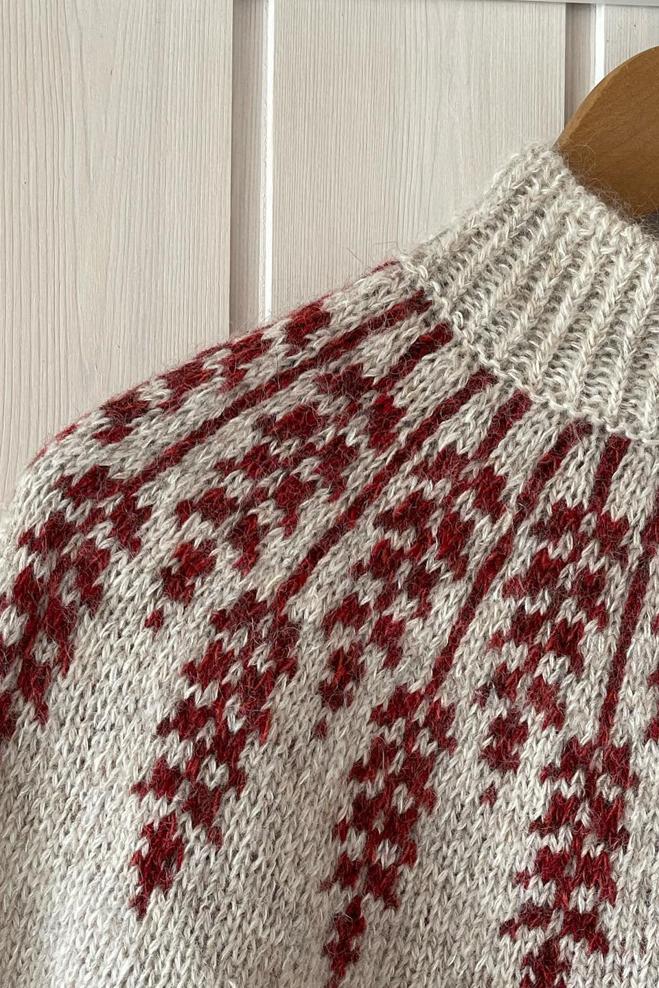 Strikkeopskrift til Lupin Sweater fra Hanne Rimmen x Isager Botanica kollektion