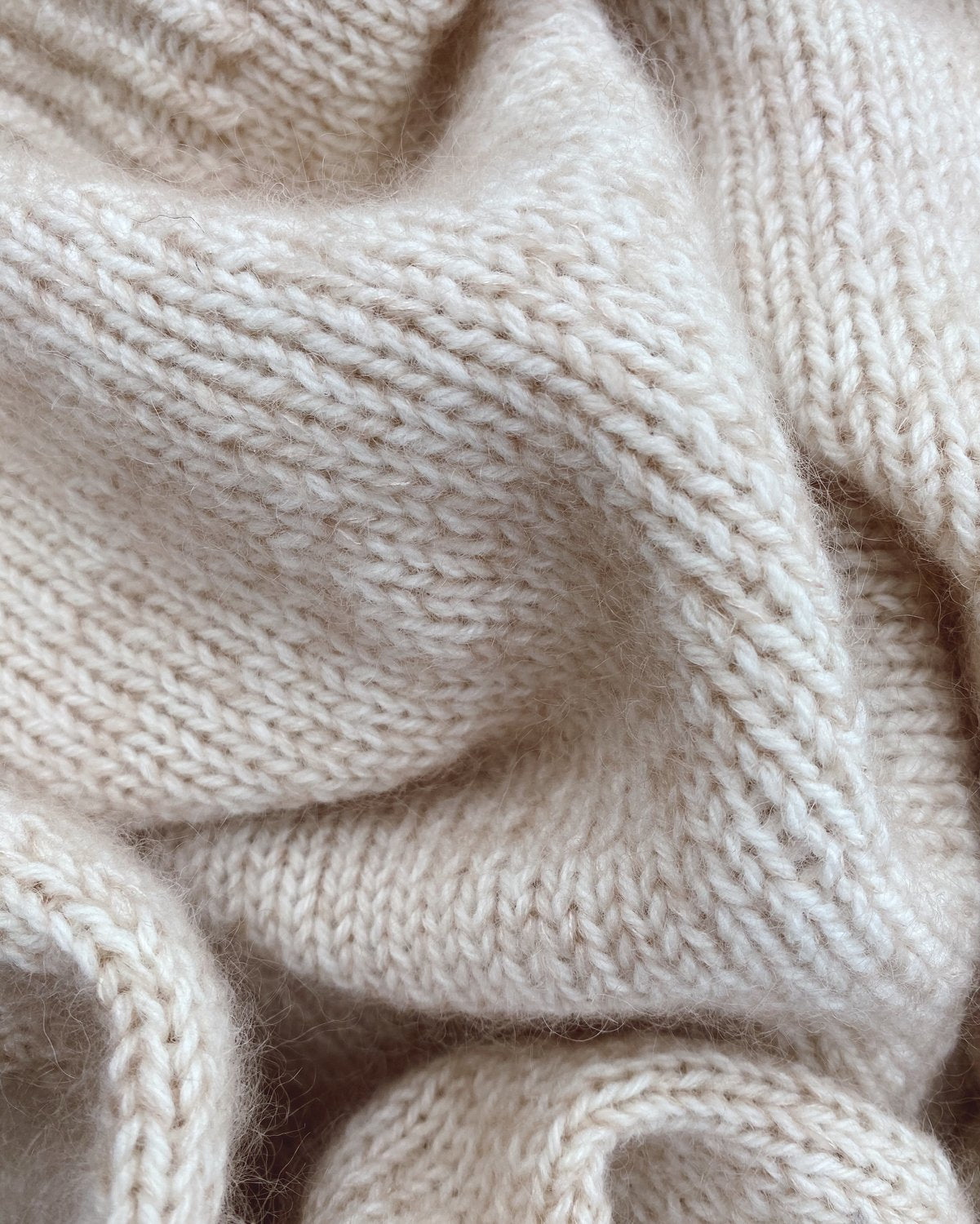 Novise Sweater - begynder strikkeopskrift fra PetiteKnit