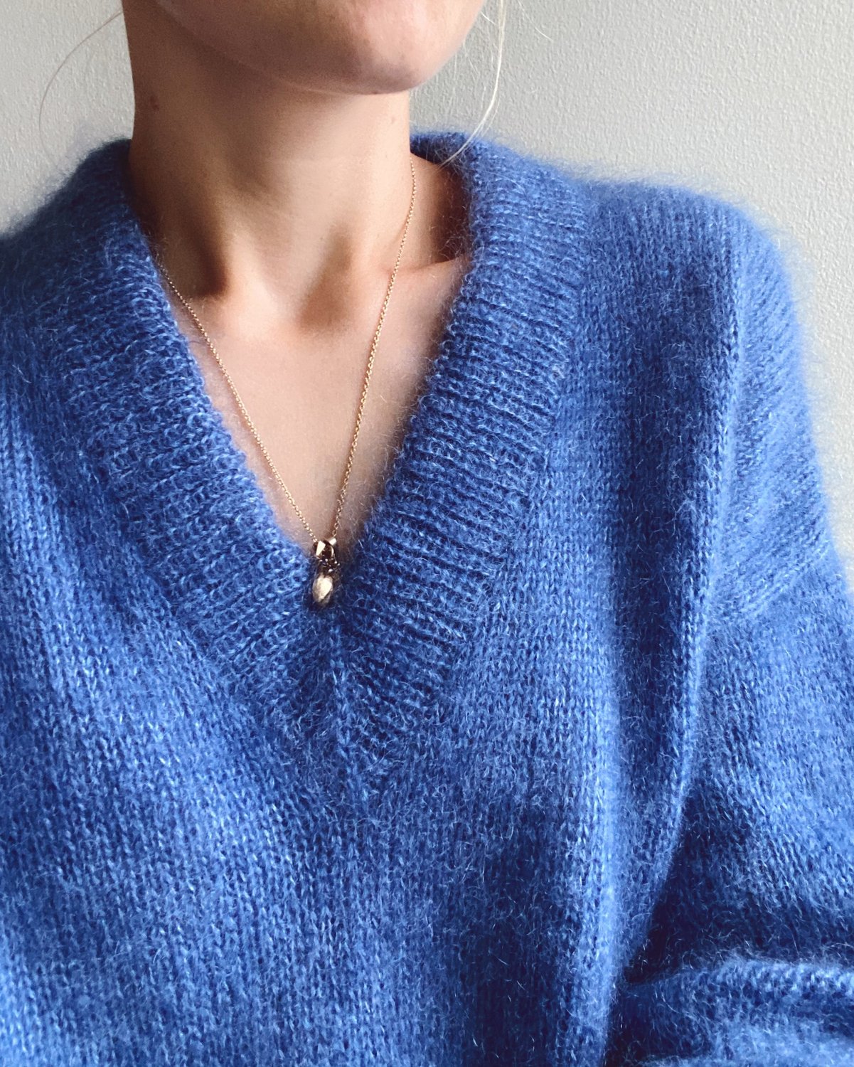 Strikkeopskrift til Stockholm Sweater V-neck af PetiteKnit
