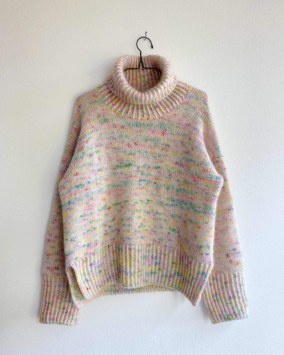 Strikkeopskrift til Wedneysday Sweater fra PetiteKnit.