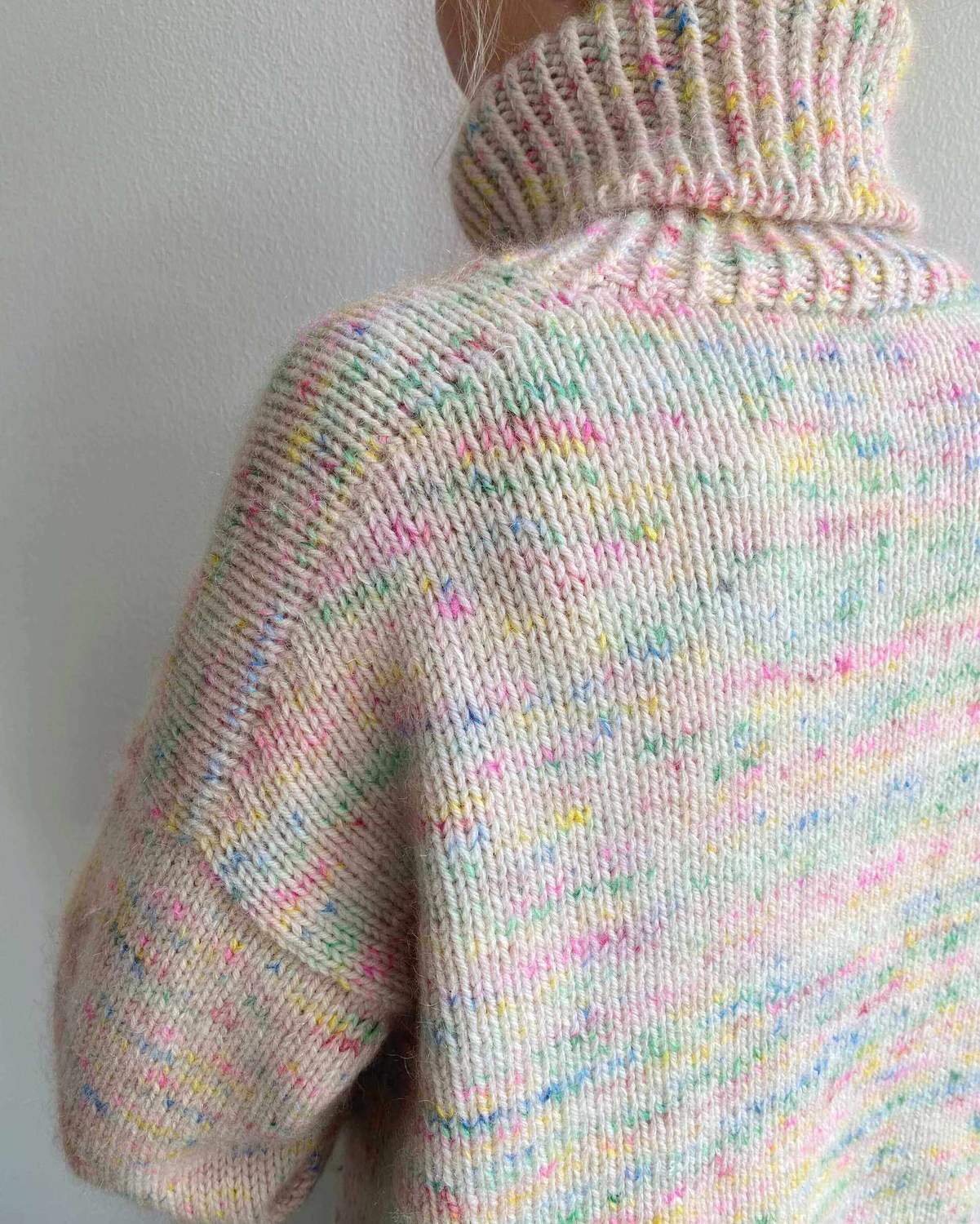 Strikkeopskrift til Wedneysday Sweater fra PetiteKnit.